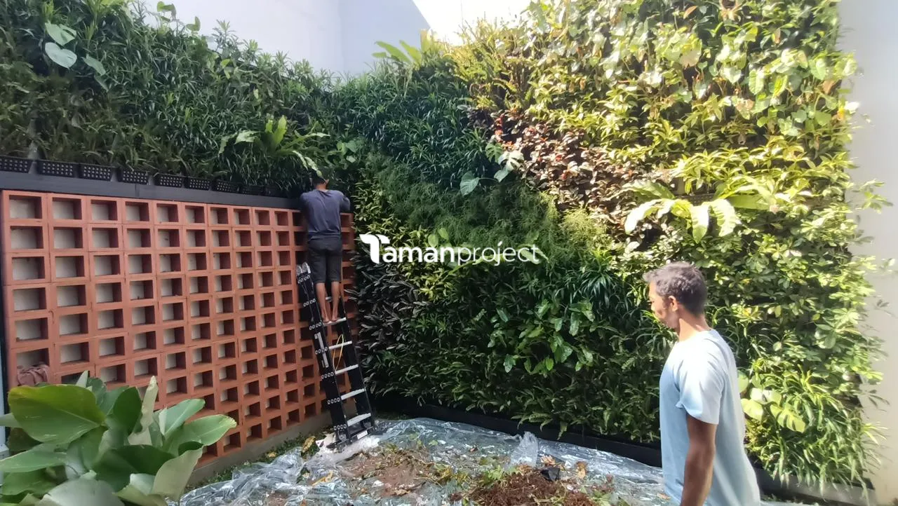 Proyek Vertical Garden Pot by Tamanproject | Ibu Natasha - Quanties BSD